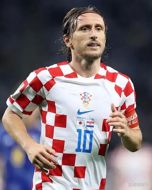 中断梅西,c罗获奖纪录的第一人!他是吹奏"魔笛"的足球魔术师