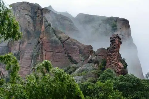 江西上饶弋阳:有一个奇妙的绿色神山叫龟峰