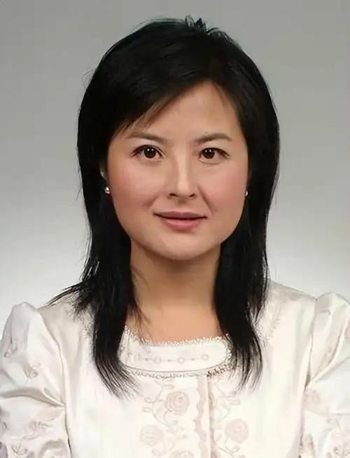 51岁张泉灵最新露面!满头白发突然变老,模样变化好大,不敢认了