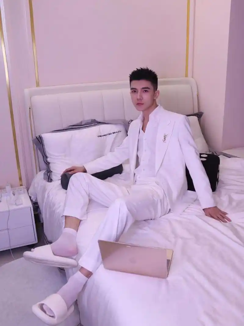 白西装:精致男人,自有一套