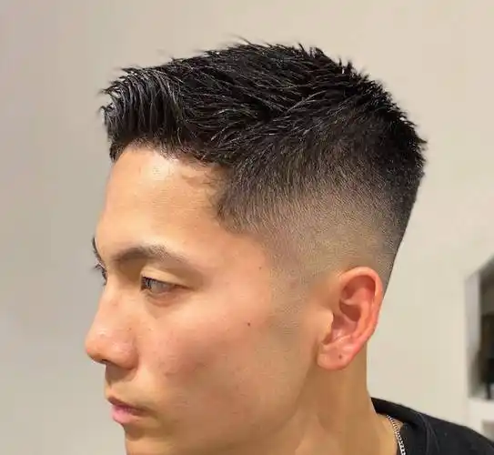 两侧铲短男士发型适合所有人,头发花白大叔剪完不一样,不信你看_时尚