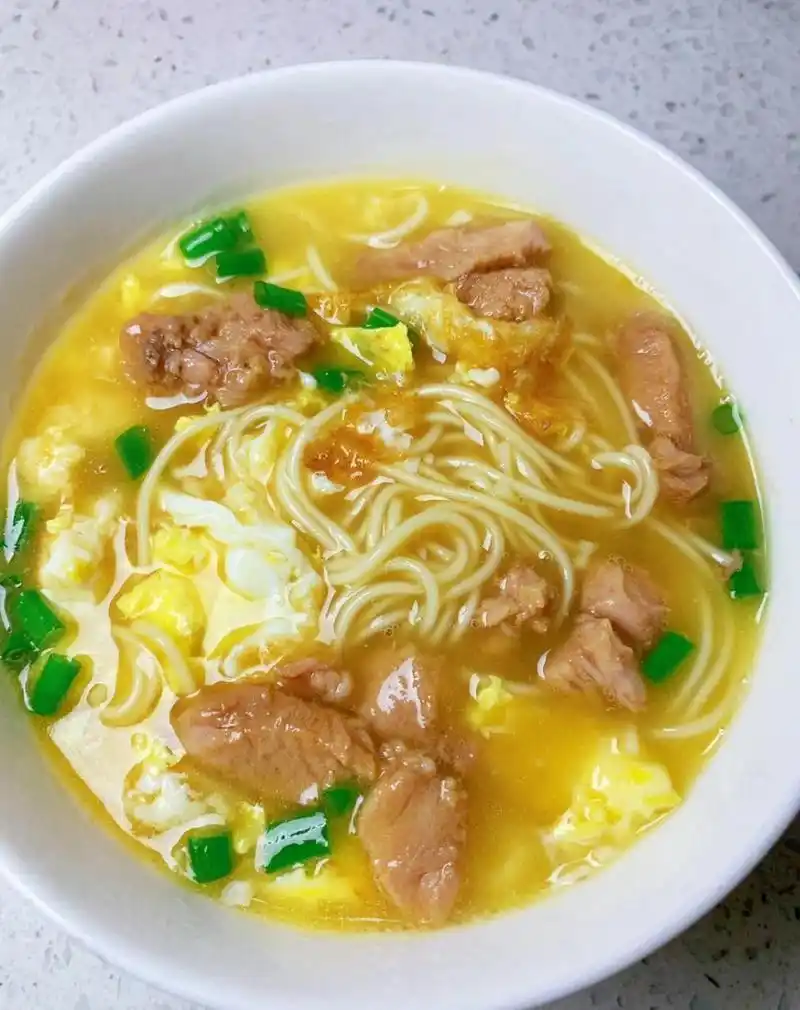 今天的大骨肉汤鸡蛋面真的不要太香哈～![鸡蛋]今天的肉汤好香!