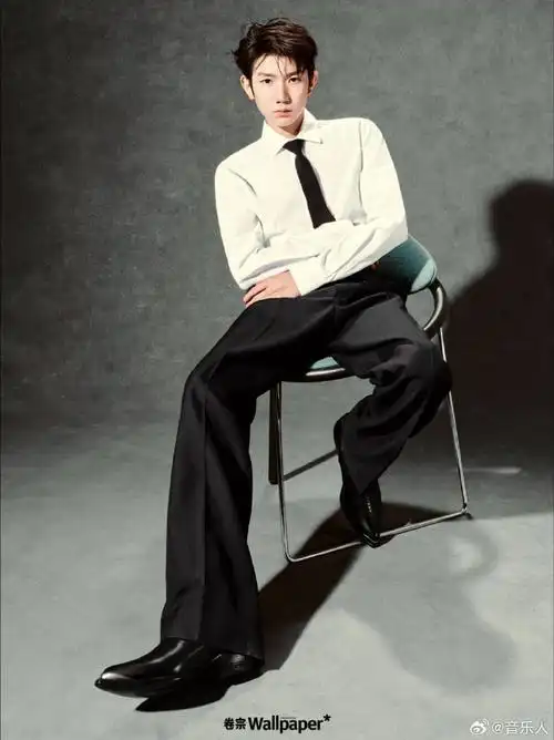 王源冲突感大片#新杂志来啦@tfboys-王源最新杂志四月刊上线,短发