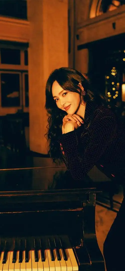 备受瞩目的女演员,她的出色表现和迷人外貌使她成为了众多粉丝的偶像