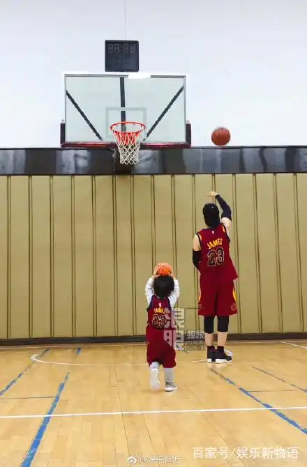 angelababy晒单手抱小海绵照,画面相当有爱,网友:长这么大了!