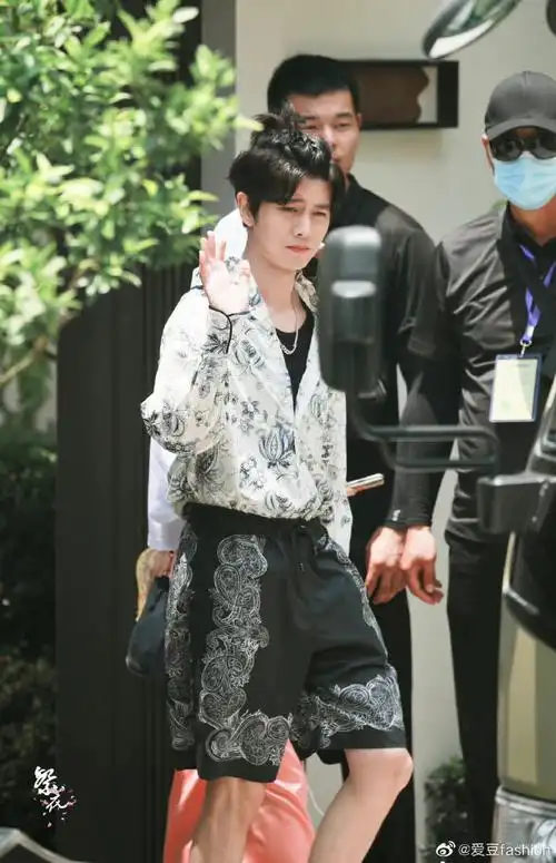 任嘉伦今日嗨放派上班路透花衬衫 小揪揪辫子造型又酷又帅,国超这腿毛