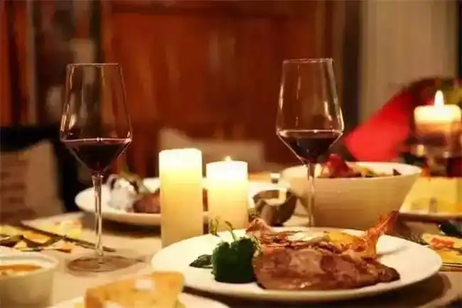 秘籍四:一生一世套餐 799元/套 特色套房(含双早) 浪漫烛光晚餐 双人