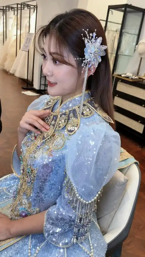 这绝对是一件让人一眼就爱上的蓝色秀禾服97这款秀禾的马面是以十二