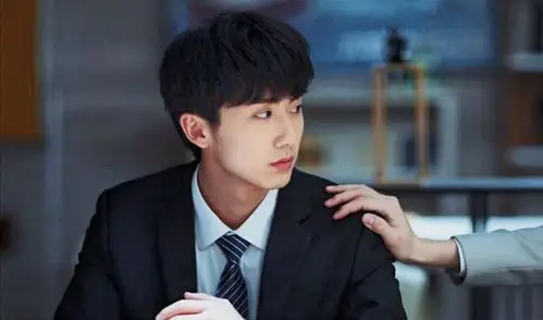 棋魂里俞亮郝富申的穿搭