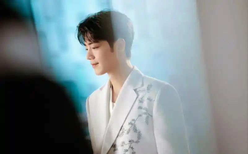 肖战在北京台春晚深情献唱《如愿》,涓涓嗓音如清风拂柳,将对先辈的