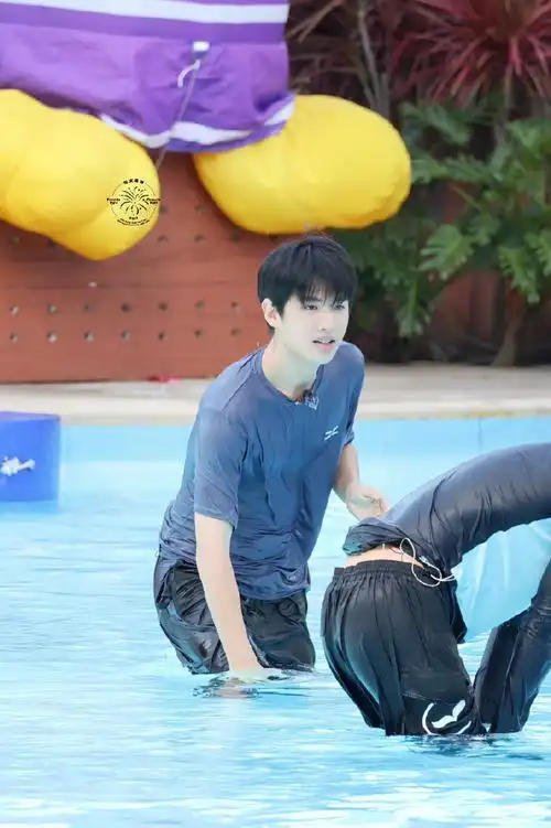 黄明昊湿身腹肌