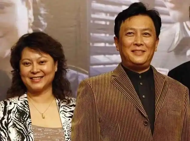 唐国强妻子又胖又壮但穿衣挺有范动物纹西装配卷发贵气显霸道