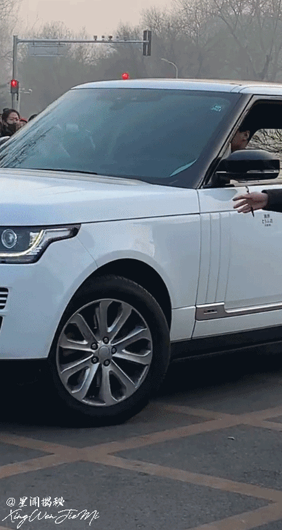 王俊凯自开车现身春晚第三次联排 期待春晚舞台上的精彩表演