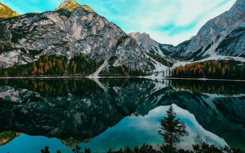 清澈平静优美的湖水风光风景