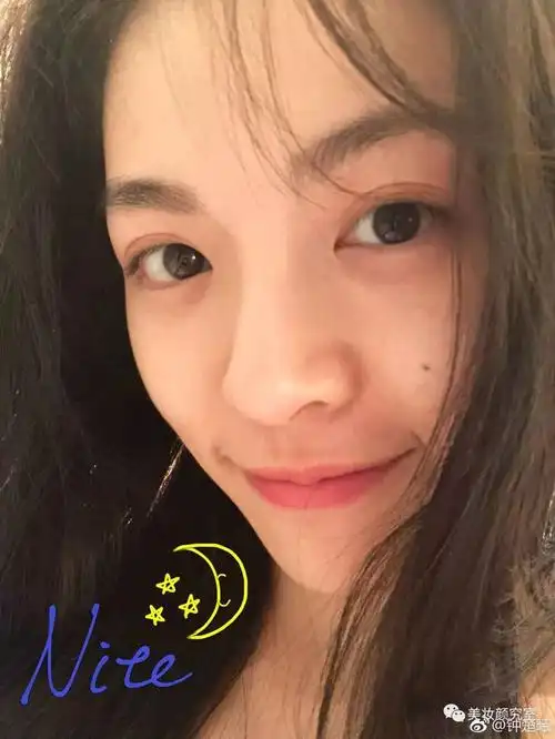 毛孔基本看不到皮肤状态真是不错再看钟楚曦平时的素颜照没想到高清