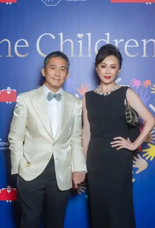 61岁梁朝伟在德国和路人合影满头白发笑得开心