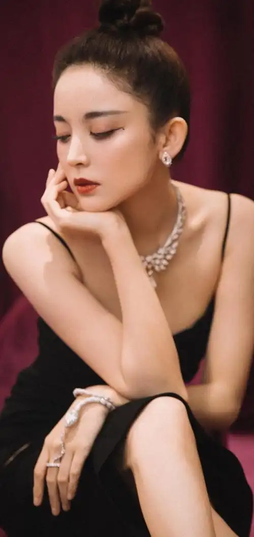 精致的五官,傲人的身材——古力娜扎