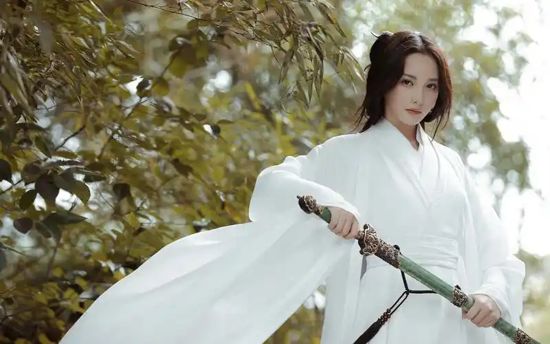 彭小苒古风侠女造型桌面壁纸