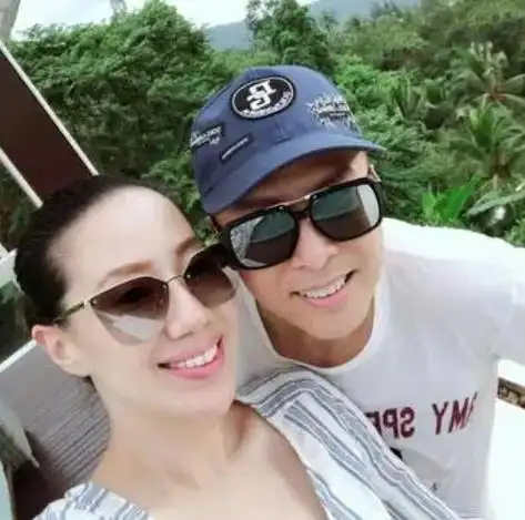 甄子丹与妻子庆结婚18周年,相识三月闪婚,恩爱至今惹人羡慕