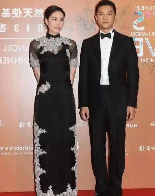 王菲早前旧照流出,穿"银花"旗袍气质清冷,不愧是天后_白色_黑色_显得