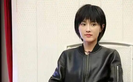 潘粤明被指好事将近,与女友深夜聚餐形影不离,女方长相美气质佳