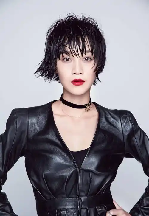 "浣碧"蓝盈莹爆近照,深v大开秀事业线,一字锁骨过于抢镜_妈妈_视频