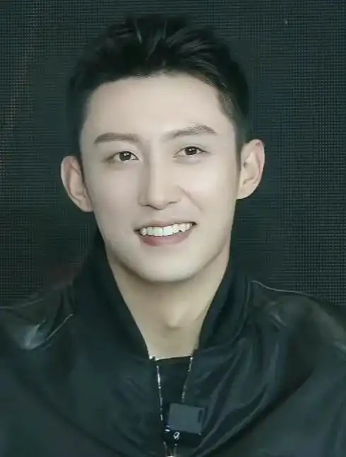 黄景瑜的直播状态超好,硬朗的五官,清晰的下颚线,笑起来真的好甜啊!