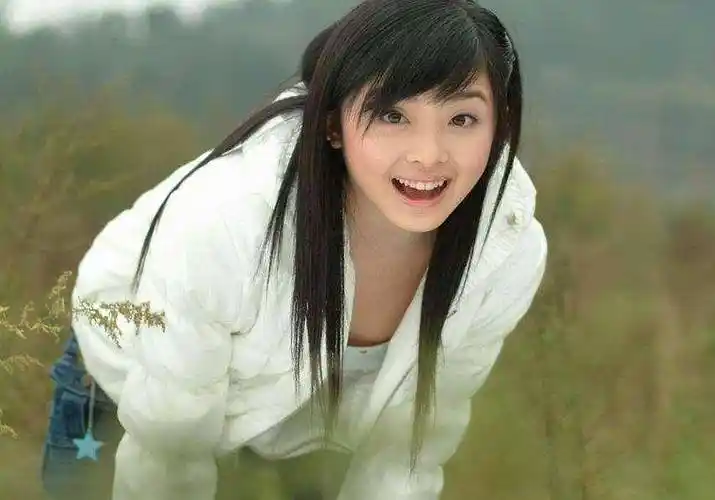 15岁爆红,一首歌赚20亿,沉寂16年,如今31岁张含韵"硬核"翻身_节目