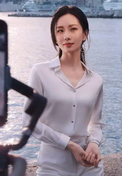 刘诗诗身穿缎面衬衫,气质优雅,夕阳和海风相伴,宁静而柔和,_魅力_世界