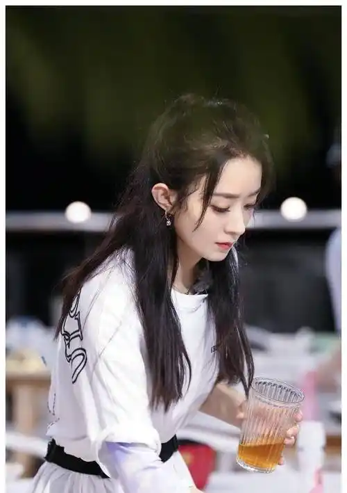 原创工作室晒赵丽颖中餐厅造型白t恤加黑腰带穿出18岁感觉