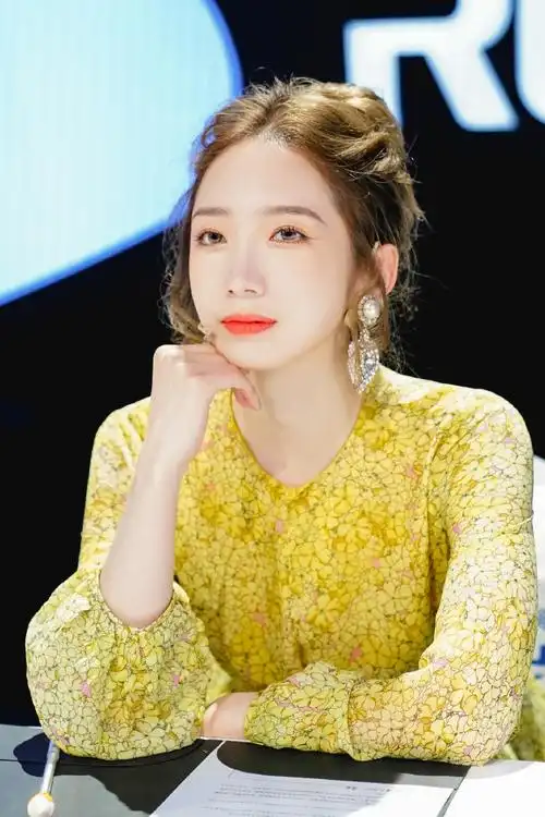 孟美岐初秋落叶妆##孟美岐从钢琴曲里听出冻梨