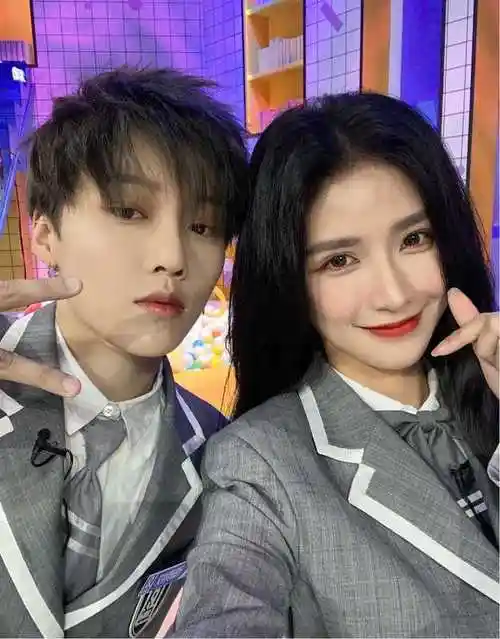 当偶像们失去专属打光,虞书欣依然甜,孔雪儿不愧是门面担当|刘雨昕