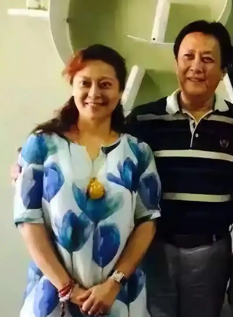 70岁唐国强黑发茂密,眼角皱纹横生但不憔悴,壮丽富态是有福之人