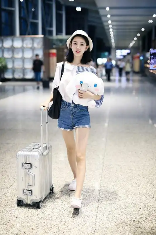 拥有一张超级娃娃脸的陈瑶却拥有着一副不相符的170大身高.