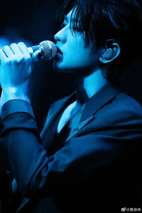 的首站演出,沿用@蔡徐坤融入神秘命题的原创音乐概念《迷》为主题,与