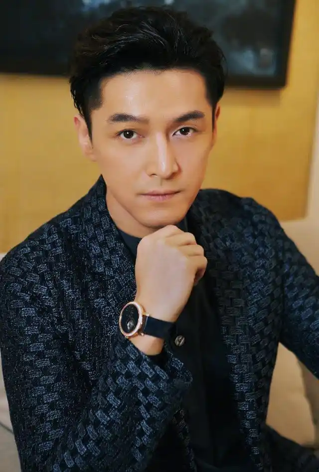 胡歌优雅"绅士风"魅力活动写真照,网友:帅到"令人发指"!