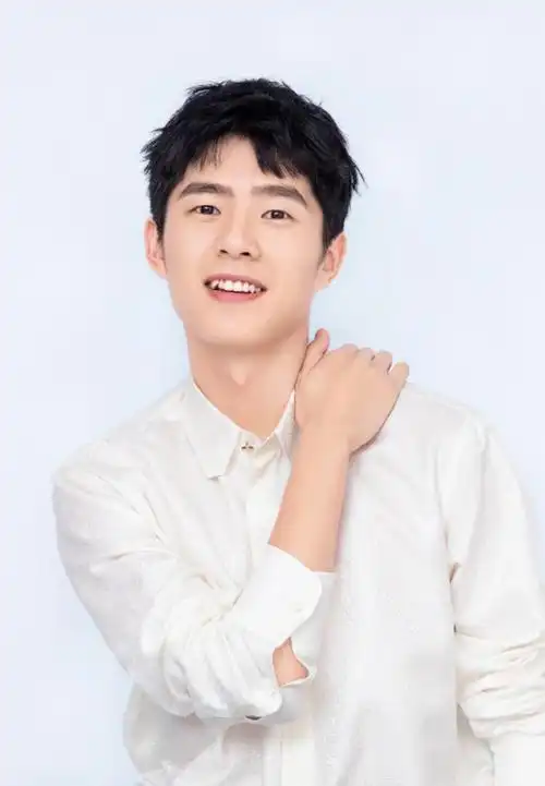 简介:刘昊然清爽帅气写真图片,分享一组刘昊然图片给大家,图中的明星