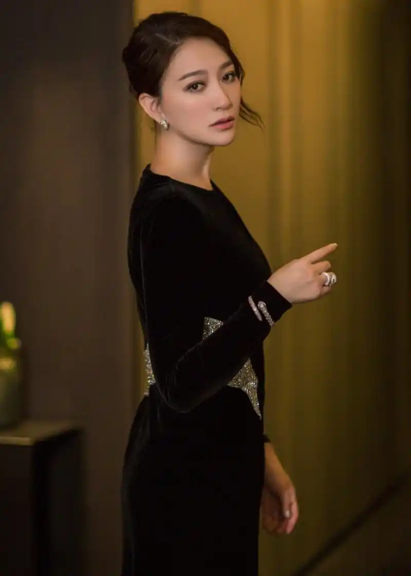 原创李小冉罕见出席活动一袭丝绒裙配新发型眼神凌厉43岁美得霸气