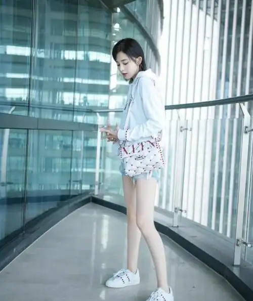 夜明珠的牛仔短裤搭配白色卫衣古力娜扎再现颜值巅峰