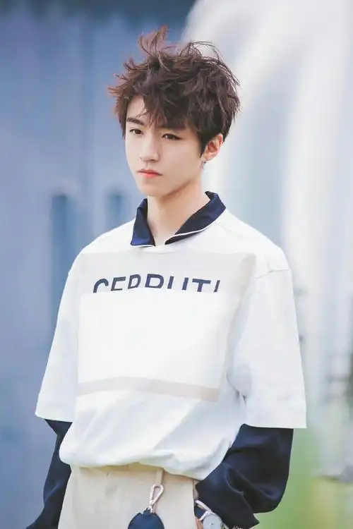 连圈外路人都忍不住被撕漫男王俊凯身上的少年感吸引,美少年就是全