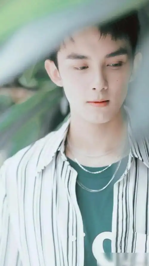 吴磊新剧洗澡戏曝光寸头腹肌大长腿长大的弟弟可太撩了