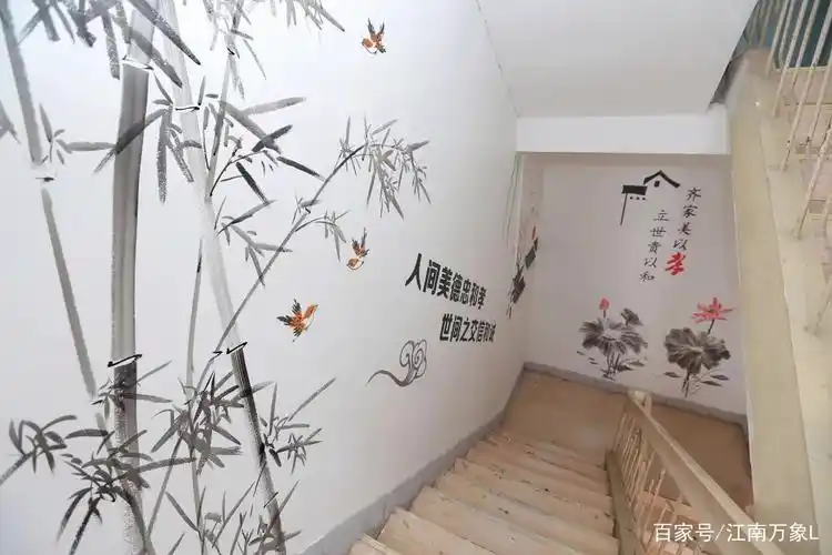 楼道里的手绘墙让居民出门见景
