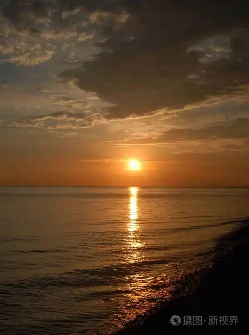 夏日夕阳下美丽的海景