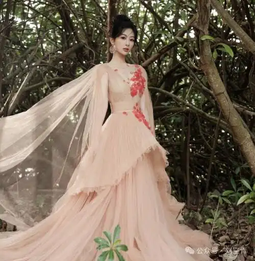 她现在的脸真的也太僵硬了