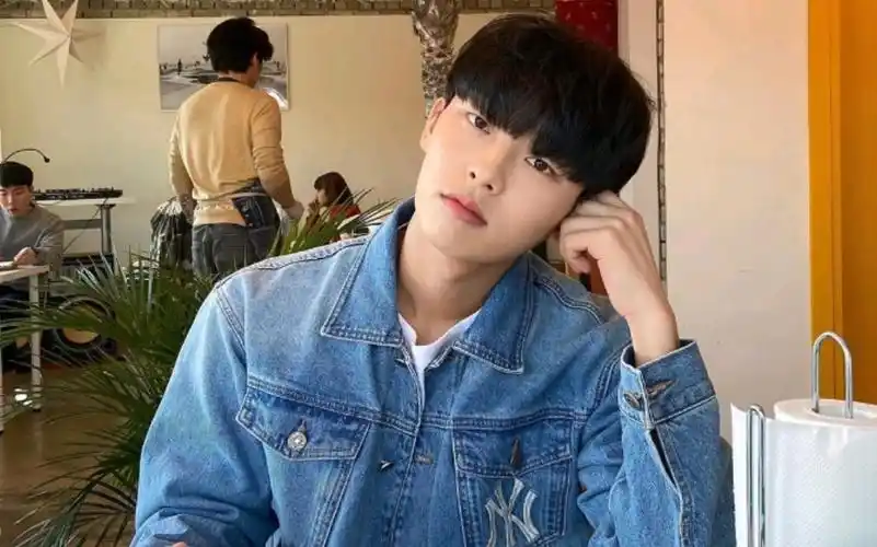 崔显旭实时爱出道年下弟弟崔显旭典型韩范男友帅气又会穿