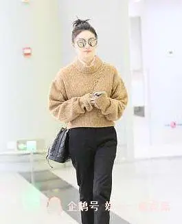 景甜穿毛衣配吸烟裤明显胖了一圈,网友:这都是张继科惹的!