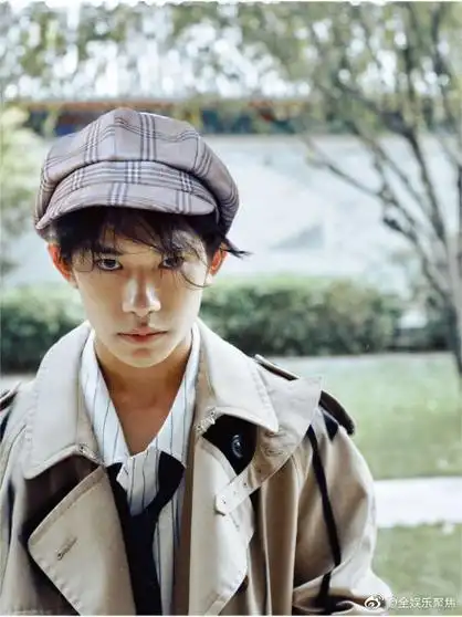 牛角大衣贝雷帽#易烊千玺贝雷帽合集,帅气的面庞加上时尚的贝雷帽,使