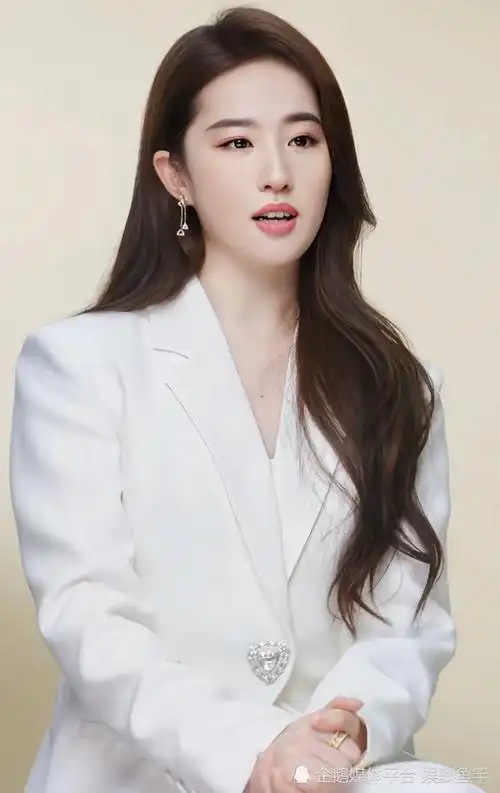 36岁刘亦菲新造型纯白西装美如画天仙果真不是浪得虚名