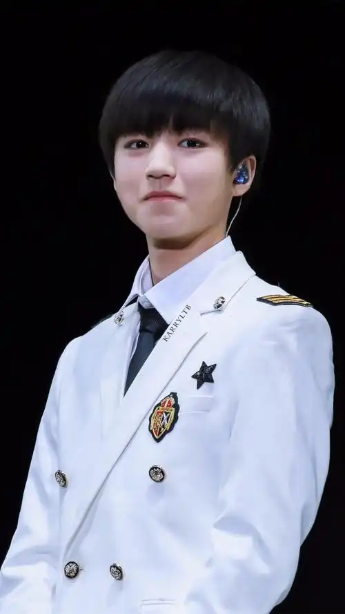 王俊凯军服帅气演唱会手机壁纸_高清手机