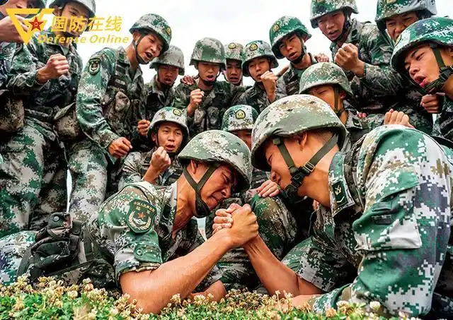 野外驻训场上的摄影评比大赛 军人风采一饱眼福